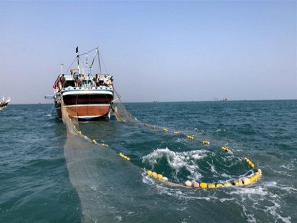پنج شناور صیادی متخلف در آب‌های خوزستان توقیف شدند