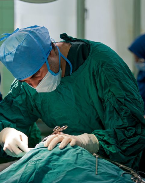 خارج کردن ۵۰ سنگ از مثانه بیمار در یک عمل جراحی نادر