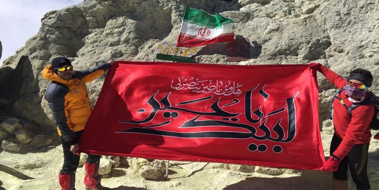 اهتزاز پرچم «لبیک یا حسین» بر فراز بلندترین قله ایران به دست جوان خرمشهری
