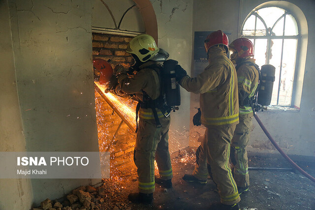 نجات ۳۵ نفر از میان دود و شعله‌های آتش