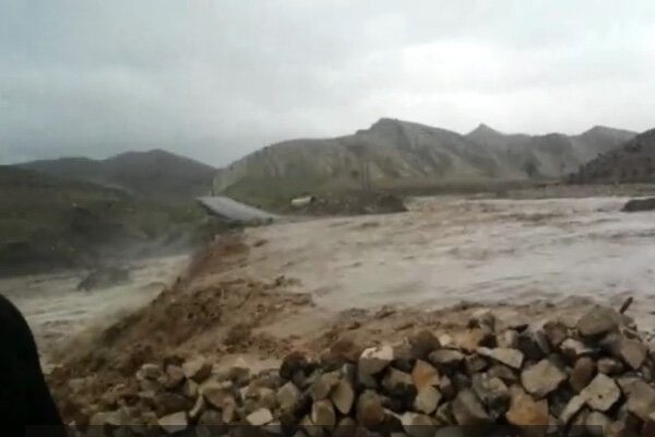 باران در صیدون راه ارتباطی ۲٠ روستا را قطع کرد